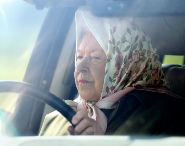 Czy królowa Elżbieta II łamie prawo? Rok po oddaniu prawa
