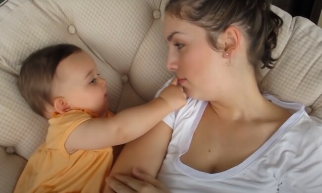 źródło: YouTube/Rainy Day Singing | Mom & Baby