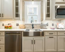 Jeden prosty trik na tłuste szafki. Nalot znika bez szorowania