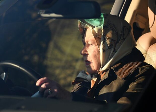 Czy królowa Elżbieta II łamie prawo? Rok po oddaniu prawa jazdy wciąż prowadzi samochód, dlaczego