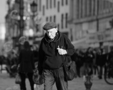 Z życia wzięte. "Biedny staruszek chciał wynająć pokój w hotelu, ale został wyśmiany i odesłany": Wrócił później i dał personelowi lekcję