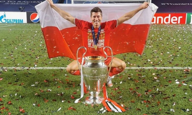 Robert Lewandowski świętuje zdobycie Złotego Pucharu.W sieci pojawiło się "łóżkowe" zdjęcie Lewego. To nie Anna mu towarzyszyła