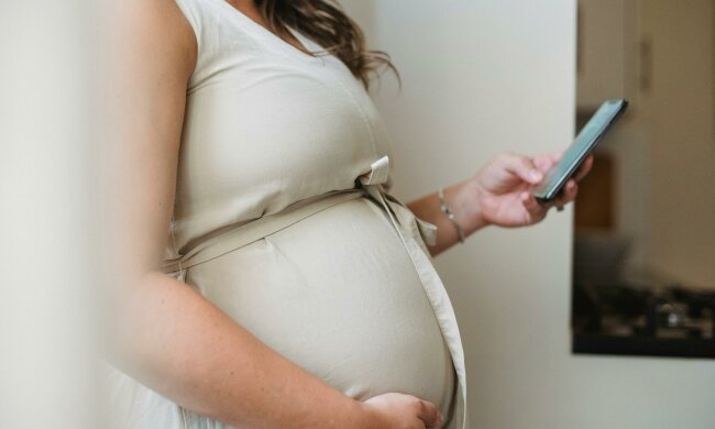 Z życia wzięte. "Mama ma 45 lat i jest w ciąży": Dziadkowie wpadli w furię. Nie rozumiem, o co im chodzi