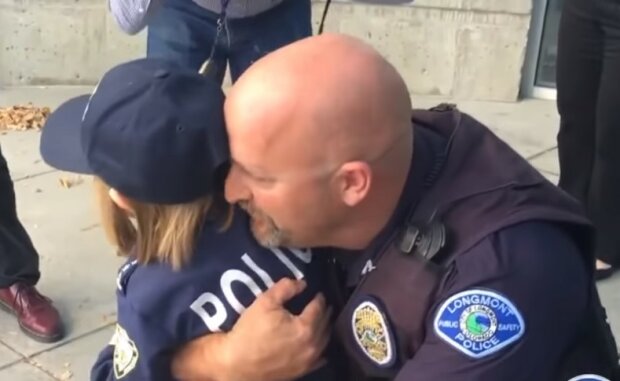 Dizewczynka zupełnie rozczuliła policjantów!/screen YouTube