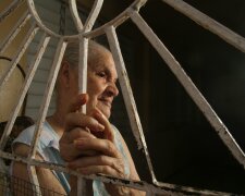 Z życia wzięte. "Po 30 latach ciężkiej pracy za granicą wróciłam do syna": Zamiast wdzięczności dostałam drzwi przed nosem