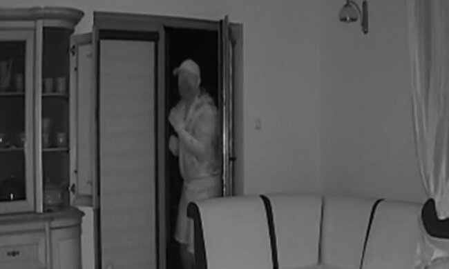 Policja poszukuje mężczyznę, którego uchwyciła domowa kamera podczas włamania. Nie to jednak zwróciło uwagę mediów. O co chodzi