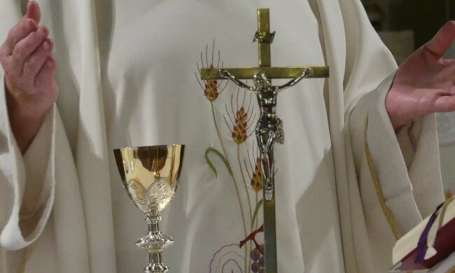 Ksiądz/screen Pixabay