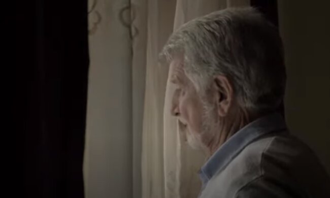 Starszy meżczyzna/YouTube @Ploteczki