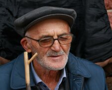 Z życia wzięte. "Ojciec całe życie kochał tylko mojego brata": Teraz żąda mojej opieki i każe mi "spłacać dług wobec ojca"