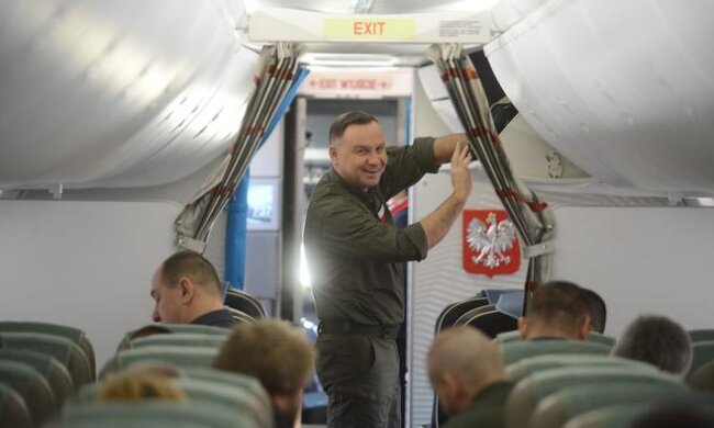 Niedopuszczalne zachowanie polskiej ambasador. Podczas przemówienia prezydenta trzymała ręce w kieszeni