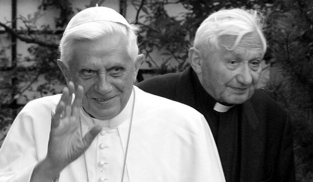 Benedykt XVI z bratem. Źródło: polsatnews.pl