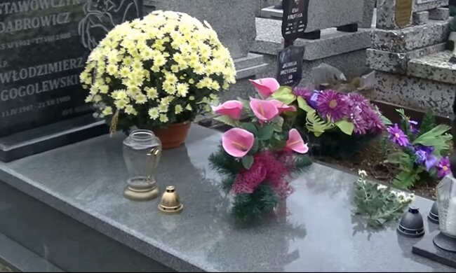 Kwiaty na grobie/YouTube @Pomorska Telewizja Narodowa