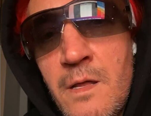 Michał Wiśniewski próbował nagrać ważny przekaz swoim fanom na Instagramie. W tle jednak miał konkurencję