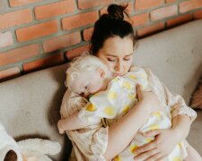 "Mam 20 lat, jestem samotną mamą": Ludzie plotkują, że to patologia, bo korzystam z zasiłków i 800+, a nie mają pojęcia, jak było naprawdę