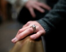 Z życia wzięte. "Zostawiłam go przez pierścionek ze śmietnika": Teraz żałuję, bo zbudował fortunę