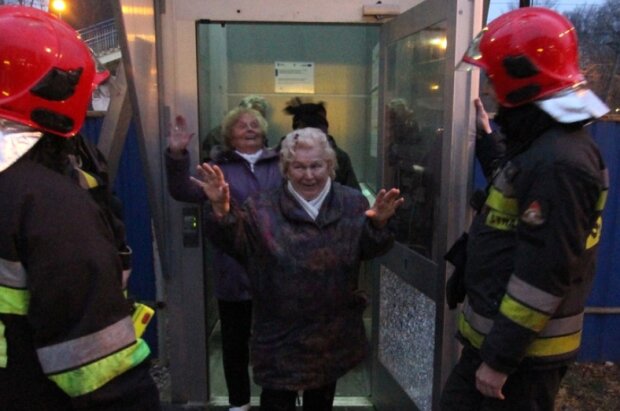 Seniorzy uwięzieni w windzie. Ludzie pisali na zaparowanych szybach, że błagają o ratunek