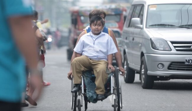 Niesamowicie wzruszająca historia niepełnosprawnego ojca. Mężczyzna codziennie odprowadza syna do szkoły. Nie to jednak jest najbardziej niesamowite