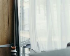 Wsyp to do pralki, a firanki odzyskają śnieżną biel. Domowy sposób, który działa lepiej niż wybielacz