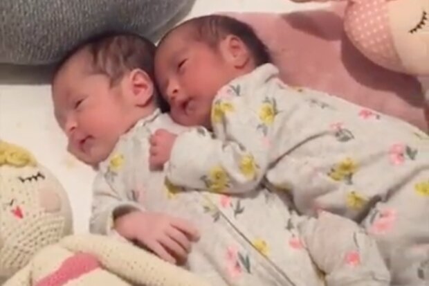 Tulące się bliźnięta zasypiają w uścisku. To wspaniały widok
