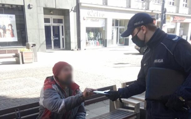 Policjanci pomagają bezdomnym. Źródło: se.pl