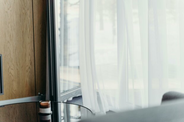 Wsyp to do pralki, a firanki odzyskają śnieżną biel. Domowy sposób, który działa lepiej niż wybielacz