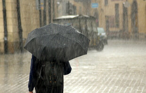 Kraków: IMGW wydało ostrzeżenie dla miasta. Mocne opady mogą wyrządzić sporo szkód. Prognoza na poniedziałek