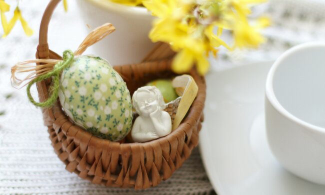 Tego nie wkładaj do święconki. Ksiądz ostrzega przed popularnym błędem