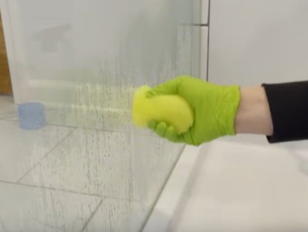 Usuwanie kamienia i osadu z kabiny prysznicowej/YouTube @ Clean That Up