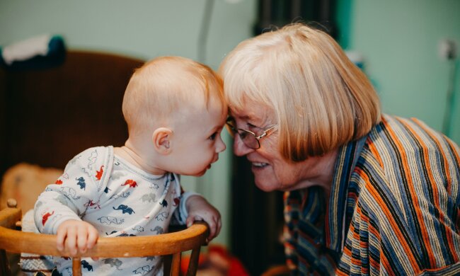 babcia i dziecko @pexels