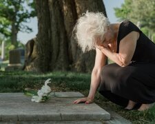 Córka wyrzuciła ubrania po moim mężu, żebym mogła „zacząć od nowa”. W jednej z kieszeni czekał list, którego nigdy nie przeczytałam