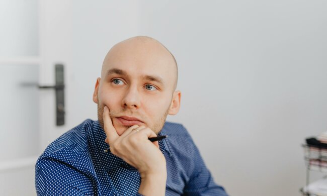 Z życia wzięte. "Rodzice nie akceptują mojej dziewczyny, a ona nie szanuje ich": W końcu będę musiał wybrać, kogo kocham bardziej