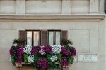 Zapomnij o petuniach. Ta roślina obsypuje balkon kwiatami aż do jesieni