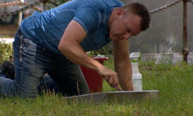 Ten człowiek był ignorowany, kiedy czyścił czyjeś miejsca spoczynku, dopóki nie zobaczyli, co naprawdę robi