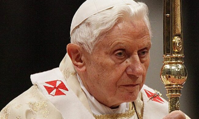 Benedykt XVI jest odizolowany od świata. Źródło: deon.pl