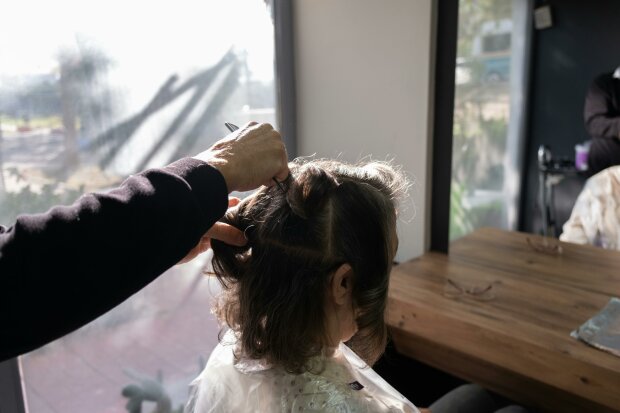 Odmładzające fryzury dla kobiet 40+ na 2026 rok. Lekkie cięcia, które działają