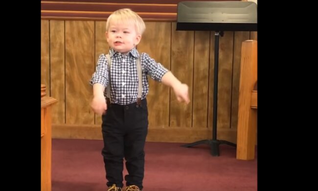 Mały chłopiec postanowił wcielić się w księdza. Wygłoszone przez niego kazanie bawi do łez. Wszystko uwieczniono na nagraniu