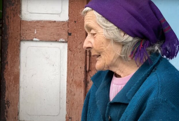 Samotna seniorka, źródło: YouTube/Village Life in Mountains