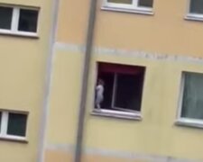 Dwulatek na parapecie okna/YouTube @ Telewizja Asta