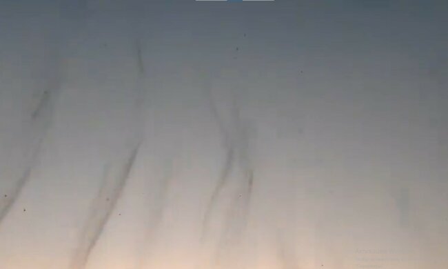 zagadkowe zjawisko na niebie, screen wideo @twitter.com/awesh