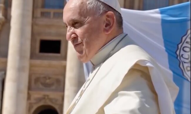 Ile zarabia papież Franciszek? Odpowiedź potrafi zaskoczyć. źródło: youtube