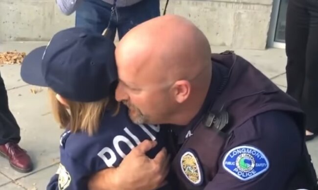 Dizewczynka zupełnie rozczuliła policjantów!/screen YouTube