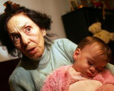 Urodziła w wieku 66 lat. Co słychać u najstarszej matki świata i jak znosi późne macierzyństwo