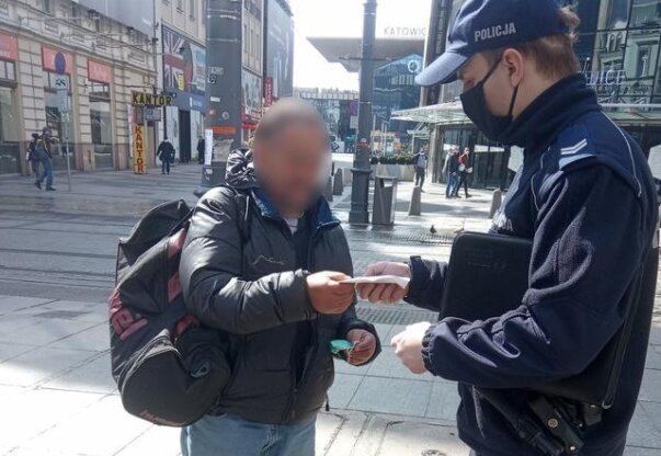 Policjanci pomagają bezdomnym. Źródło: se.pl
