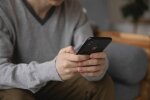Oszuści zmienili metodę i znów polują na seniorów. Jeden telefon może kosztować oszczędności życia