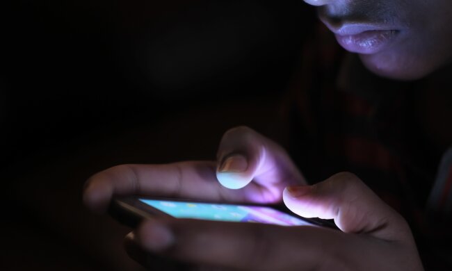 Oszuści atakują przez popularną aplikację. Podanie kodu może skończyć się utratą konta