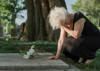 Po odejściu męża sądziłam, że straciłam miłość życia. Przy jego trumnie obca kobieta wyszeptała słowa, które zniszczyły tę iluzję
