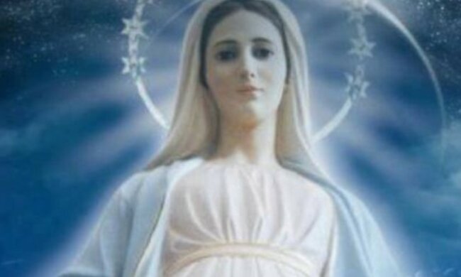 Obraz Matki Boskiej pojawił się w zaskakującym miejscu. Przyciąga tłumy ludzi. Wierni modlą się obok improwizowanej świątyni