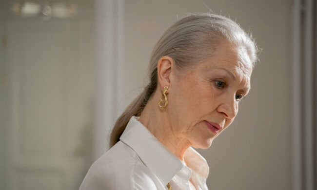 "Usiadłam przy stoliku w salonie paznokci, żeby poczuć się choć trochę piękna": Zamiast komplementu usłyszałam szept: "Po co tej starej ładne dłonie"