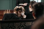 Z życia wzięte. Teściowa została wdową, ale zamiast czerni wybrała czerwone szpilki. Dopiero później zrozumiałam, co oznaczał ten kolor