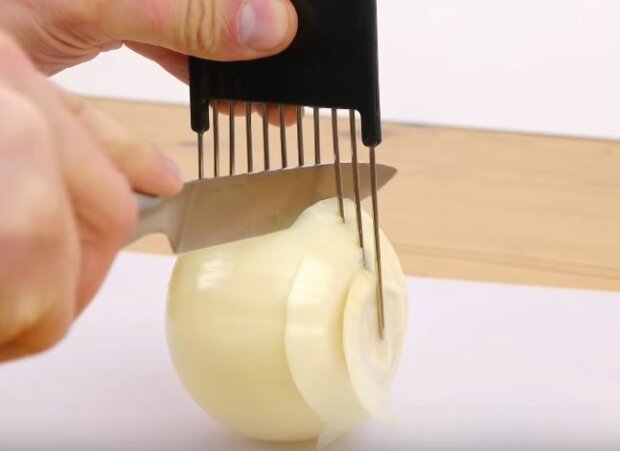 Jak szybko pokroić cebulę? Niesamowity trik sprawi, że zrobisz to w 5 minut